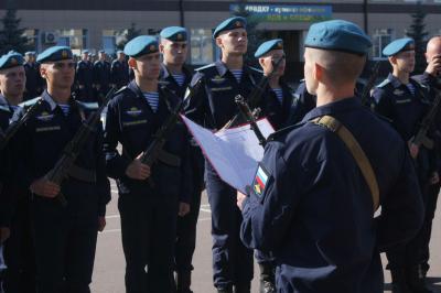 Первокурсники Рязанского училища ВДВ приняли военную присягу